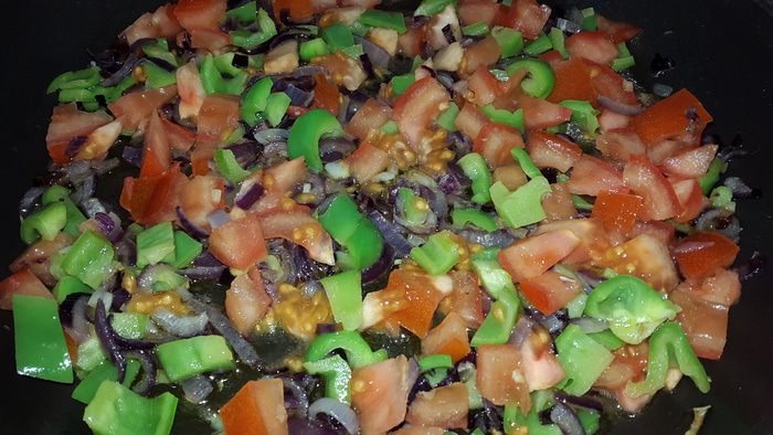 Рис с авокадо и овощами, запеченный в глиняных тарелках