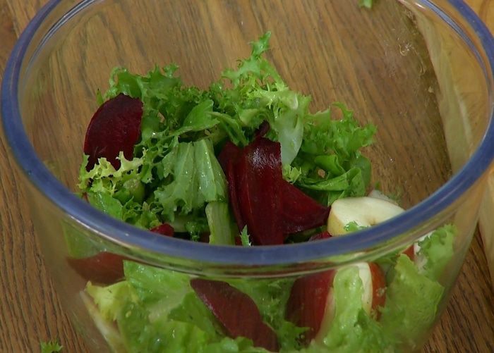 Салат со свеклой и орехами пекан