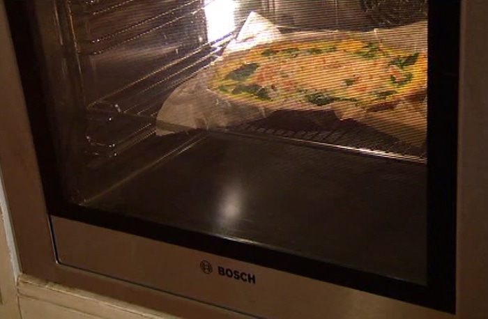 Киш с семгой и шпинатом