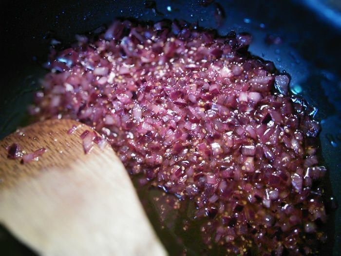 Козий сыр, запечённый под ореховой корочкой на сливовом карпаччо 