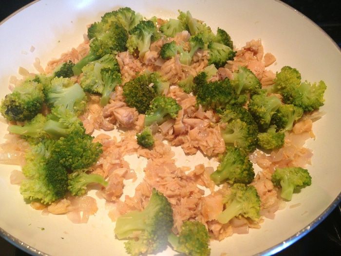 Макароны с лососем и брокколи