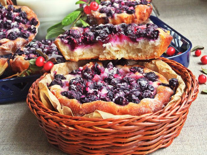 Ватрушки с голубикой и яблоком