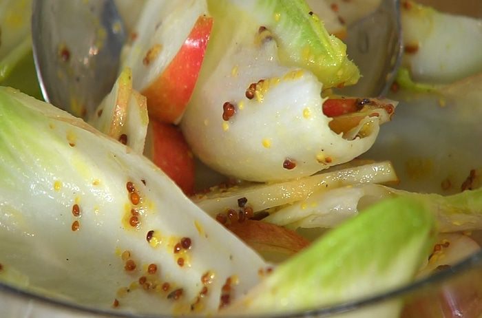 Салат из цикория с яблоком, крутонами и голубым сыром 