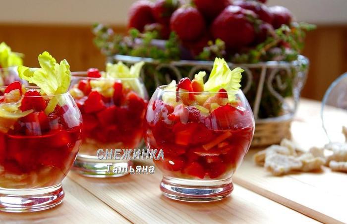 Клубничный десерт с сельдереем под имбирным сиропом