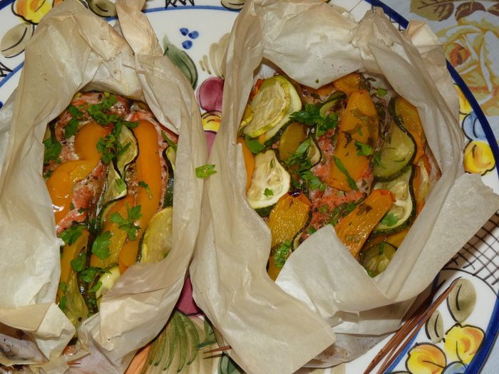 Запеченная в кармашках форель с вином и овощами