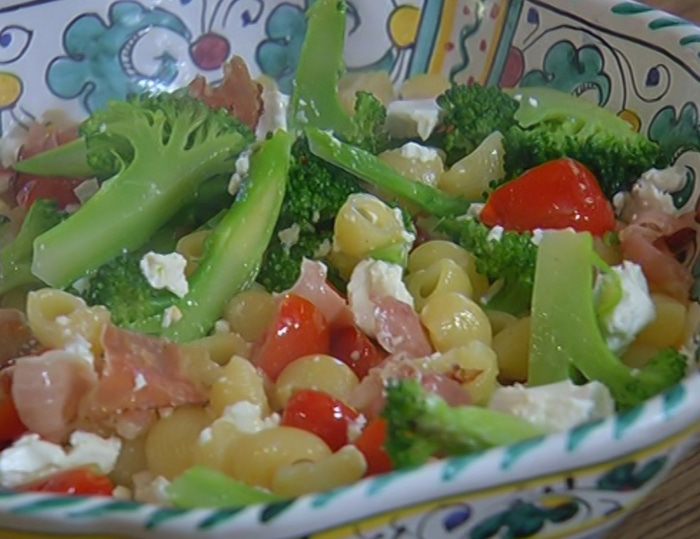Салат из макарон с брокколи, фетой и беконом 