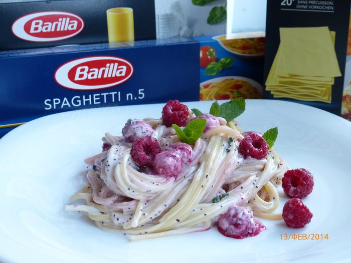 Спагетти с малиной в сливочно-медовом соусе