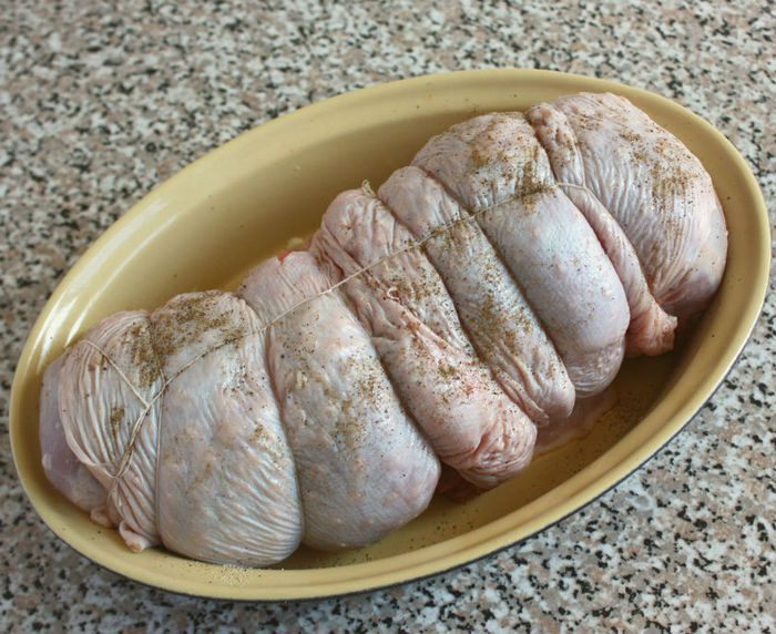 Рулет из индейки с фисташками