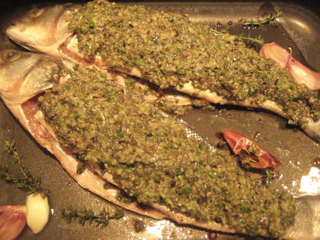 Запеченная дорада с тапенадом