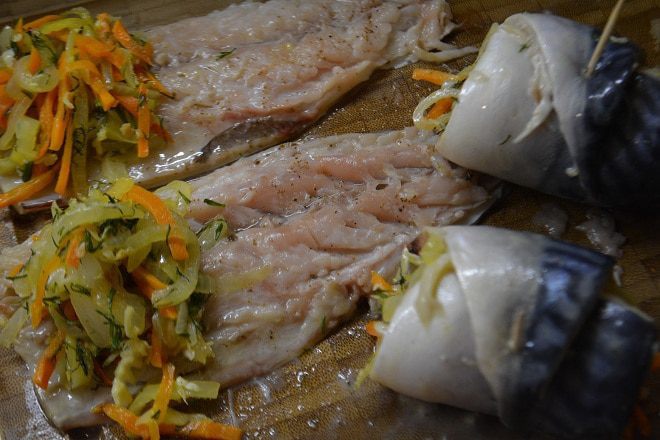 Рулетики из скумбрии с овощами
