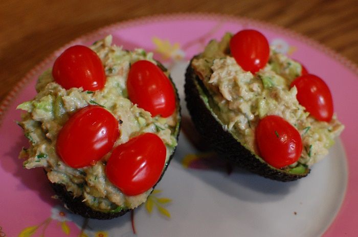 Авокадо с тунцом, сельдереем и помидорами черри 