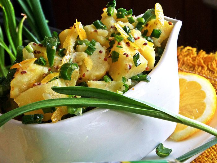 Лимонный картофель с луком