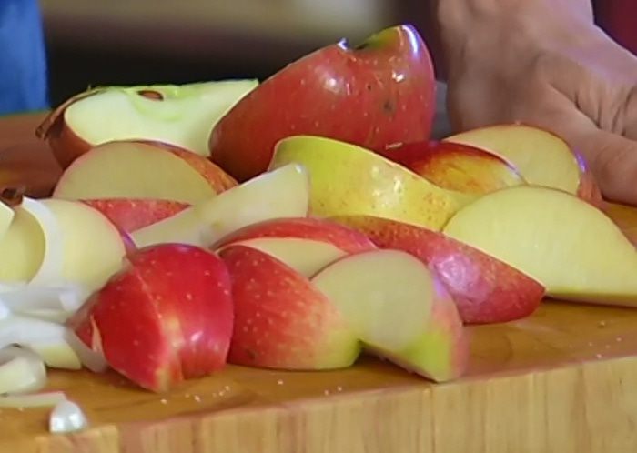 Кролик с яблоками, тушенный в вине