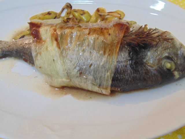 Запеченная в порее дорада с луком-пореем