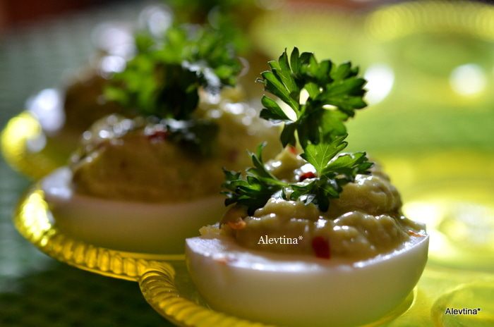 Авокадо с анчоусами и яйцом