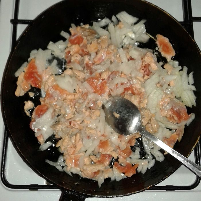 Пирог с красной рыбой
