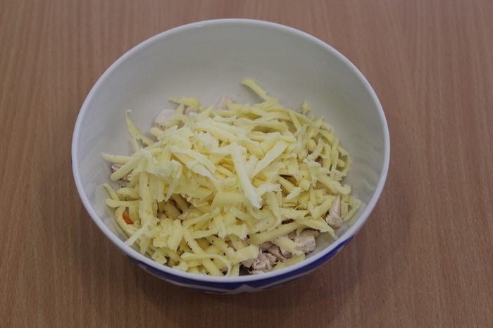 Салат с курицей, ананасами и орехами
