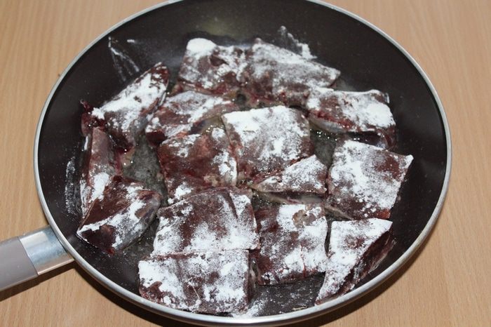 Печень с яблоками и луком