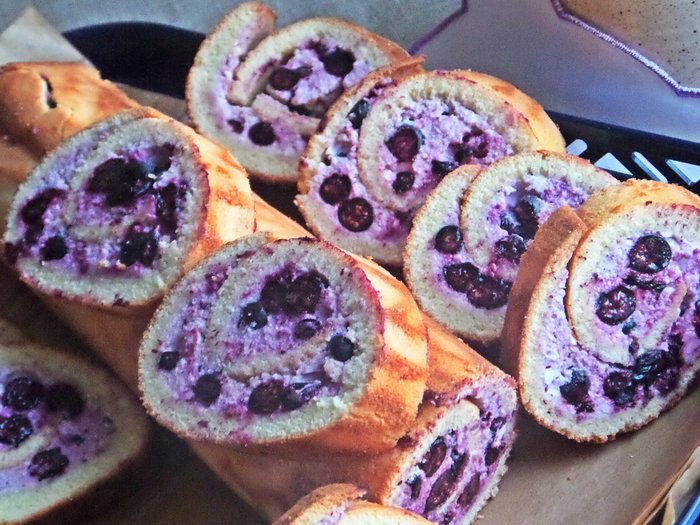 Рулет с творогом и черникой