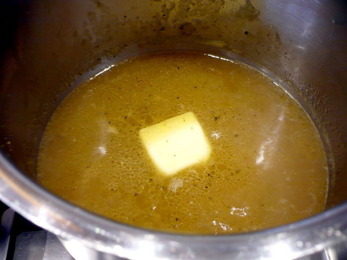 Пошированное филе ягненка под яблочно-карамельным соусом