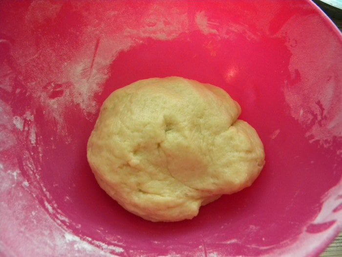 Масляный пирог с маринованной капустой