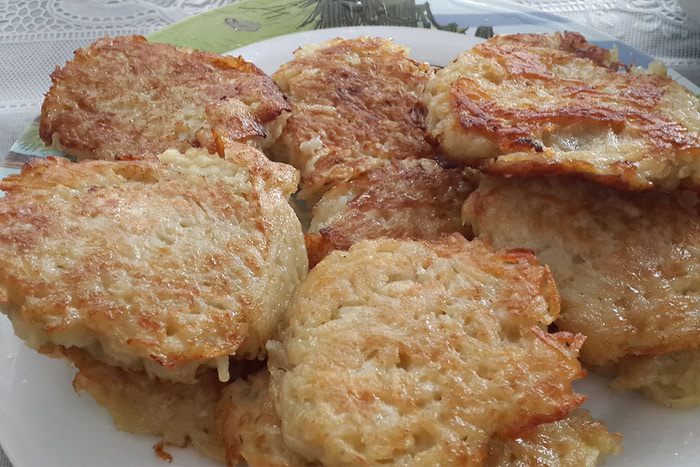 Картофельные оладьи с щучьей икрой и сметанкой