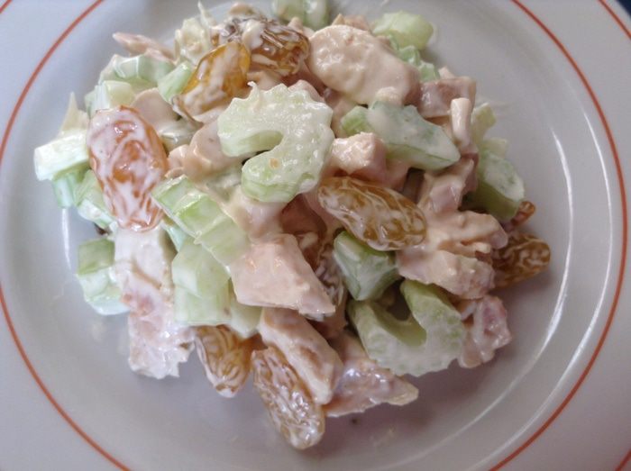 Салат с курицей, сельдереем и изюмом