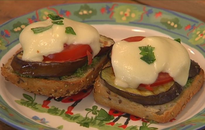 Гренки с баклажанами и моцареллой 