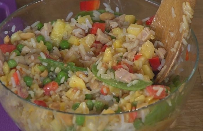 Рисовый салат с курицей, ананасом и сладким перцем 
