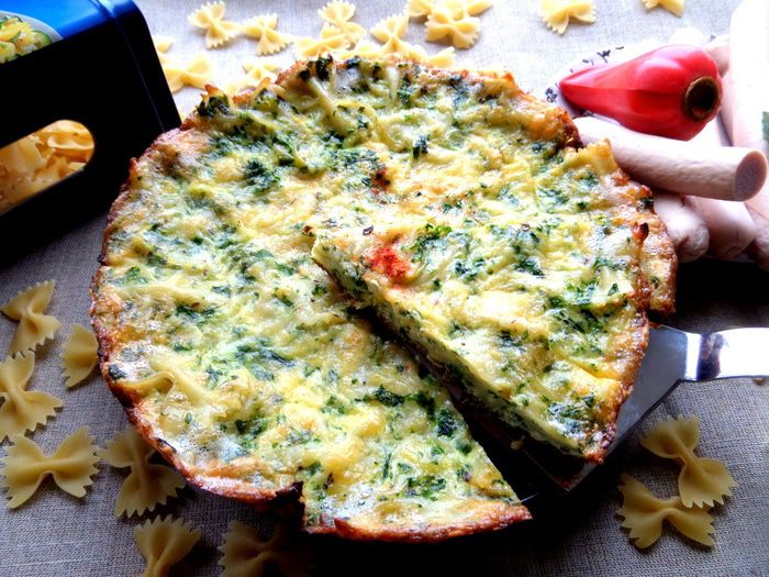 Фриттата с макаронами и шпинатом