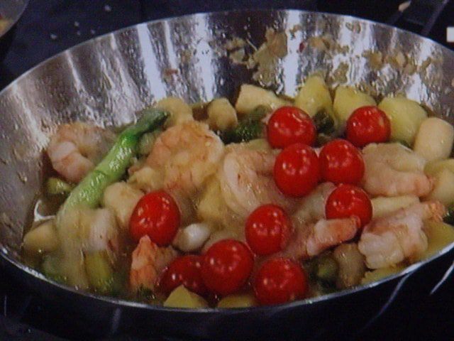 Вок с весенними овощами и креветками