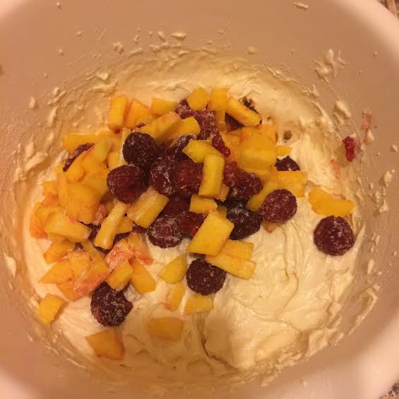 Кекс с персиками и малиной