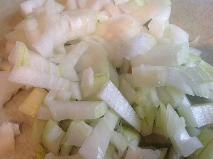 Яичница и запеченный картофель с беконом и ароматными травами