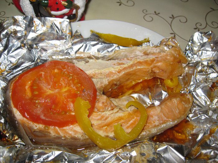Семга с помидорами и перцем, запеченная в фольге