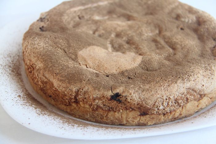 Кунжутный пирог с вишней 