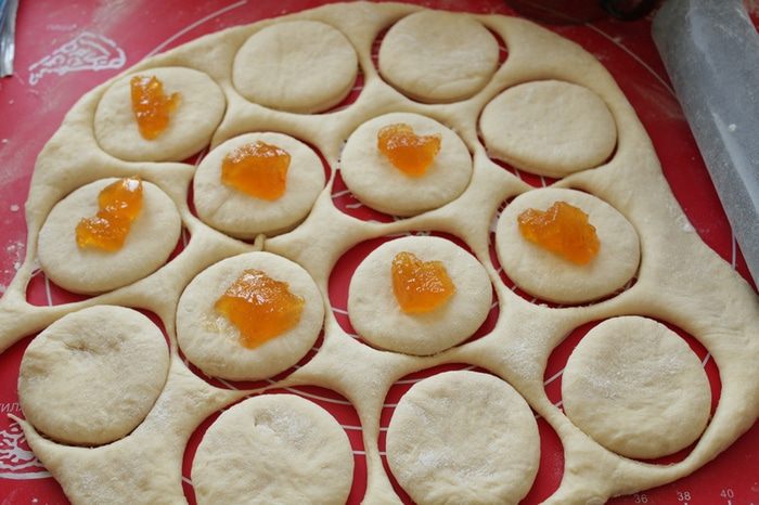 Бухтели с абрикосовым джемом