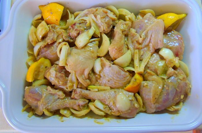 Курица с колбасками, луком и шалфеем