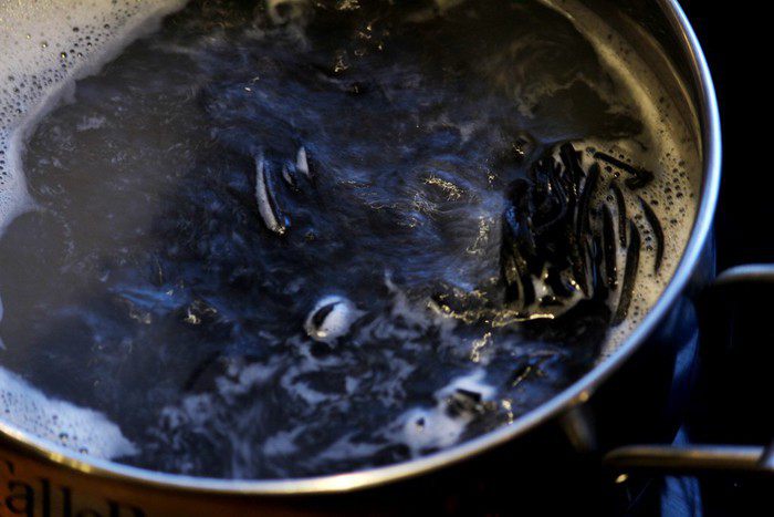 Черная паста с грибами и соусом бешамель