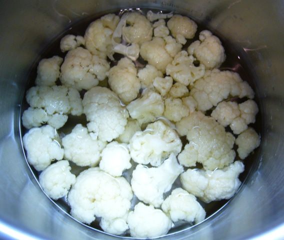 Пряный рис с цветной капустой, зеленым горошком и помидорами