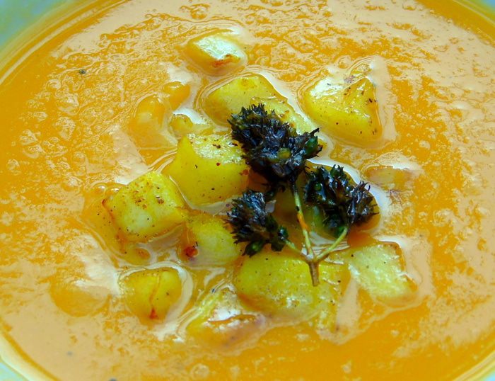 Тыквенный суп с тимьяном и яблоками в карри