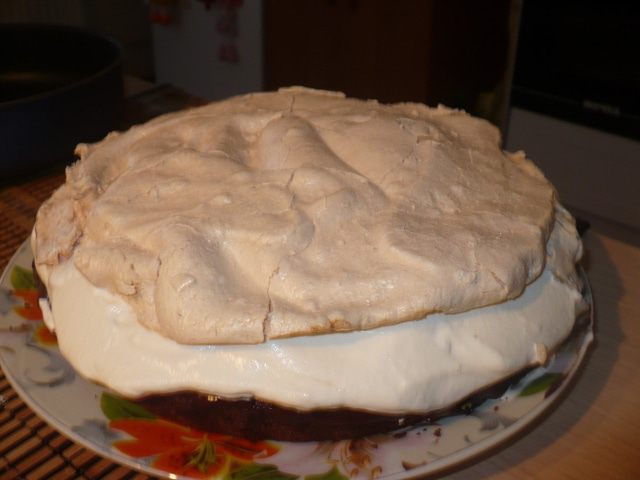 Шоколадный торт со взбитыми сливками