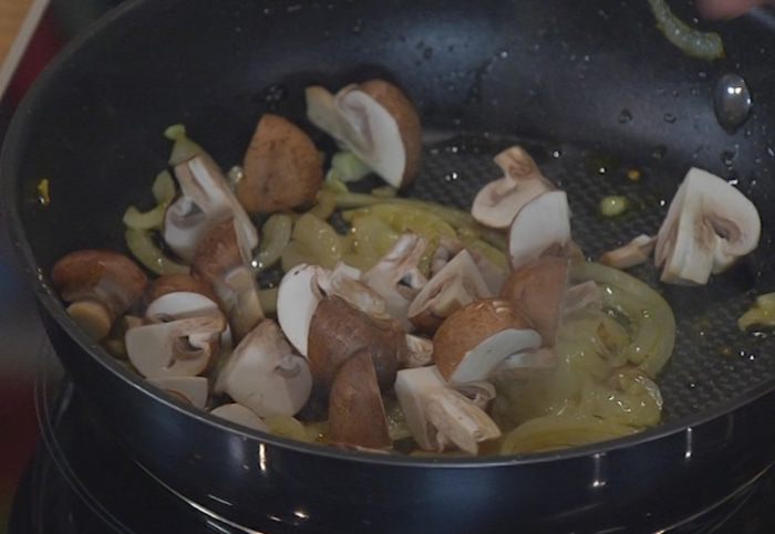 Грибы с фасолью и капустой под ароматной сырной корочкой 