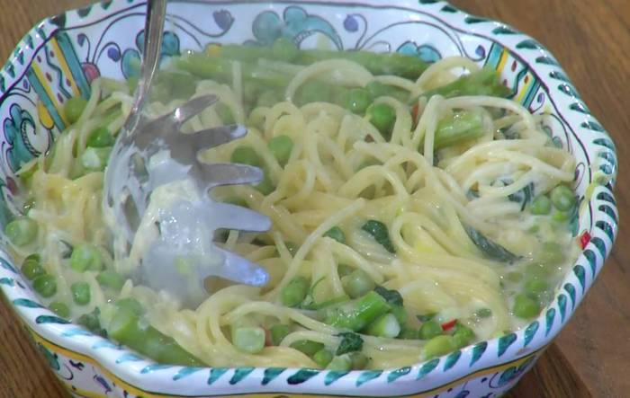 Спагетти с зеленым горошком и спаржей