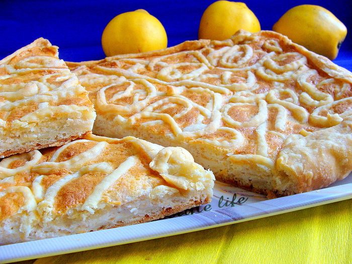 Творожно-белковый пирог с айвой