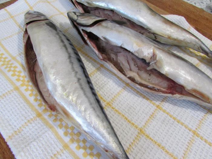 Скумбрия, фаршированная стручковой фасолью