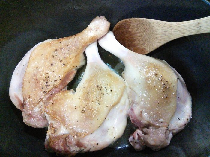 Утиные ножки с карамелизированной грушей 