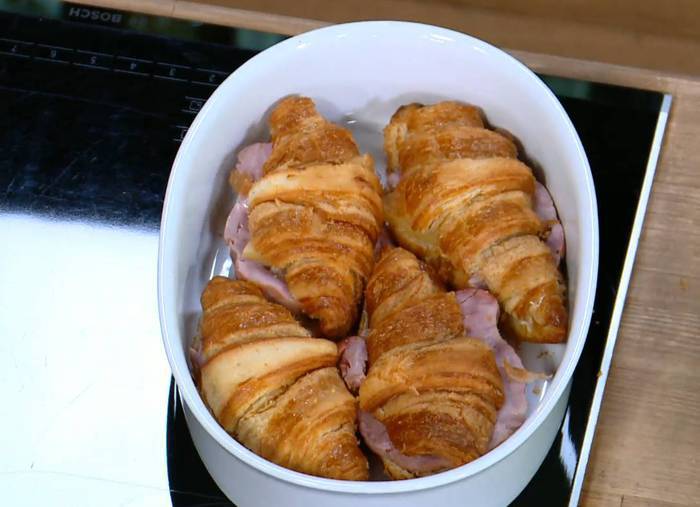 Круассаны, запеченные с яйцами, сыром и ветчиной 