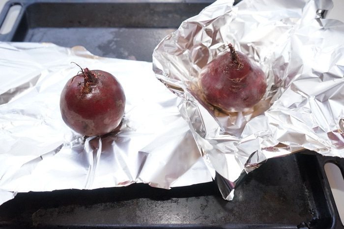 Тосты с сыром и свекольным мармеладом