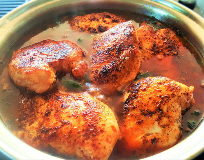 Курочка с паприкой и шпинатом с соусом из белого вина и тимьяна