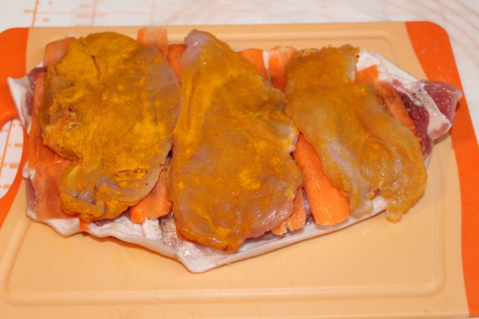 Рулет из рульки с куриной начинкой